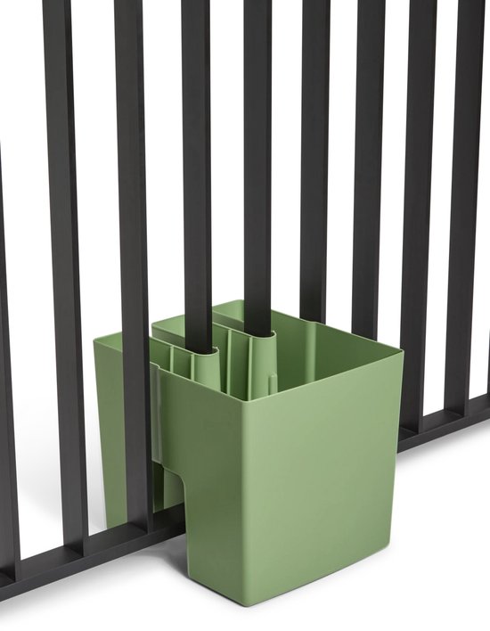 Olijfgroene plantenbak voor balkonsijlen, met uitsparing voor bevestiging.