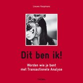 Voorpagina van het boek 'Dit ben ik!'. Een zwart-wit foto van een vrouw met een Venetiaans masker. Titel in grote letters.