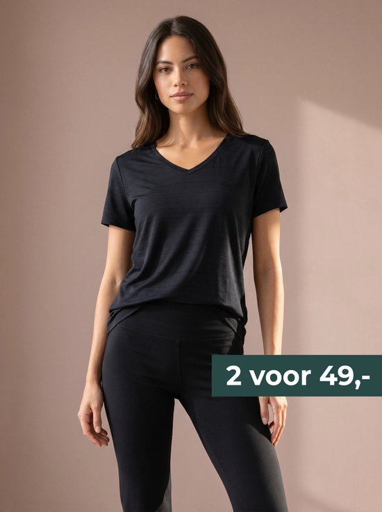 Donkerblauw sportshirt met V-hals en korte mouwen, gedragen door een vrouw. Tekst: 2 voor 49,-