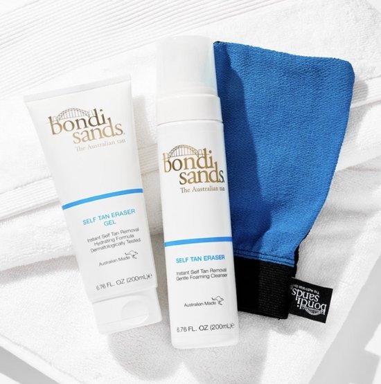 Twee Bondi Sands producten: Self Tan Eraser Gel en Self Tan Eraser Gentle Foaming Cleanser, met een blauwe mitt.