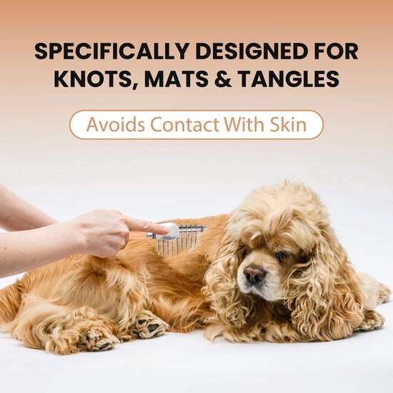 Een beige cockapoo wordt geborsteld met een kam. De tekst luidt "Speciaal ontworpen voor knopen, klitten en vervilting" en "Vermijdt contact met de huid".