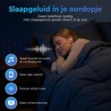 Vrouw slaapt met witte, draadloze oordopjes in. Geluidsgolf-icoon toont audio in oor. Opties: muziek via Bluetooth, geen app, white noise, geen schermstoring.