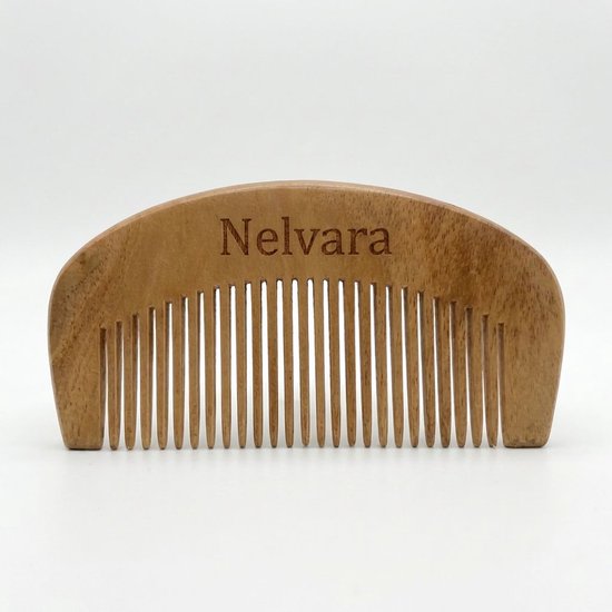 Een houten 'bevalkam' van Nelvara, met tanden aan één kant, tegen een witte achtergrond.