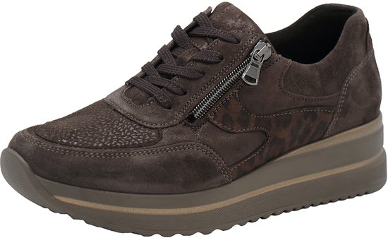 Bruine suède sneaker met luipaardprint details, rits en veters.