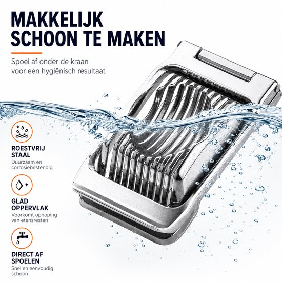 Zilveren eiersnijder wordt onder de kraan afgespoeld. Gemaakt van duurzaam, corrosiebestendig roestvrij staal met een glad oppervlak.