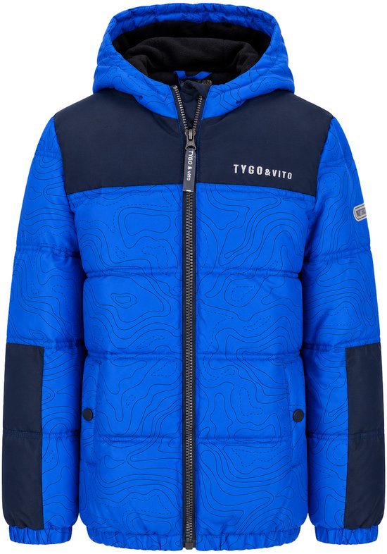Blauw gewatteerd jongensjack met zwarte schouder- en zijpanelen. Contourpatroon, capuchon en TYGO & VITO logo.