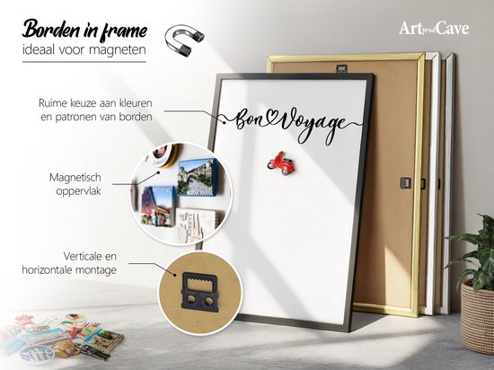 Zwart magnetisch bord met tekst 'Bon Voyage', een rode scooter en magneten, met verschillende lijstopties.