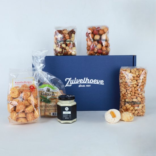 Borrelbox met kaasbolletjes, crackers, dipsaus, en diverse noten verpakt in zakken en een blauwe cadeaubox.