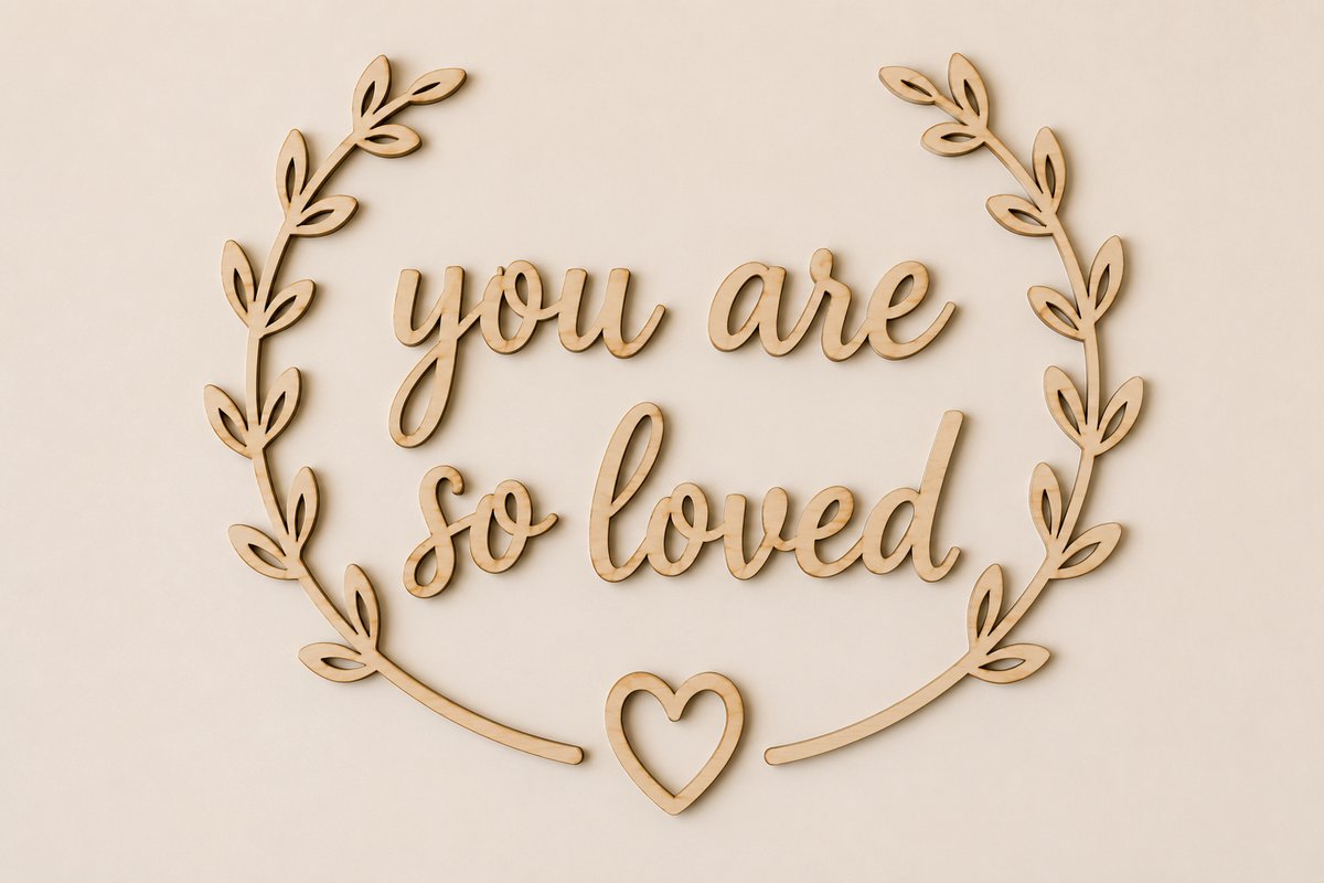 Houten Muurtekst "You Are So Loved" met Bladkrans – Babykamer Wanddecoratie – 50 x 25 cm – Multiplex – Natuurlijke Houtkleur – Made to Order