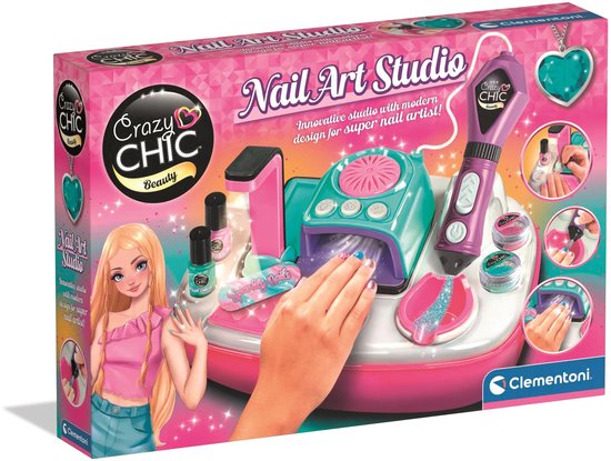 Verpakking van Crazy Chic Nail Art Studio met nagelstudio, lak, glitters en geïllustreerd model.