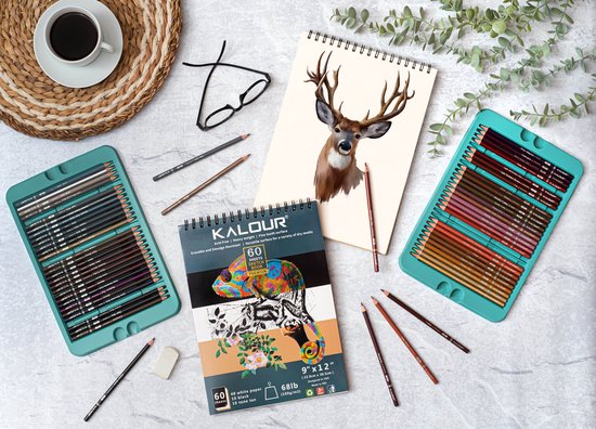 Artistieke opstelling met twee trays kleurpotloden, een schetsboek met hertentekening en een kameleonschets.