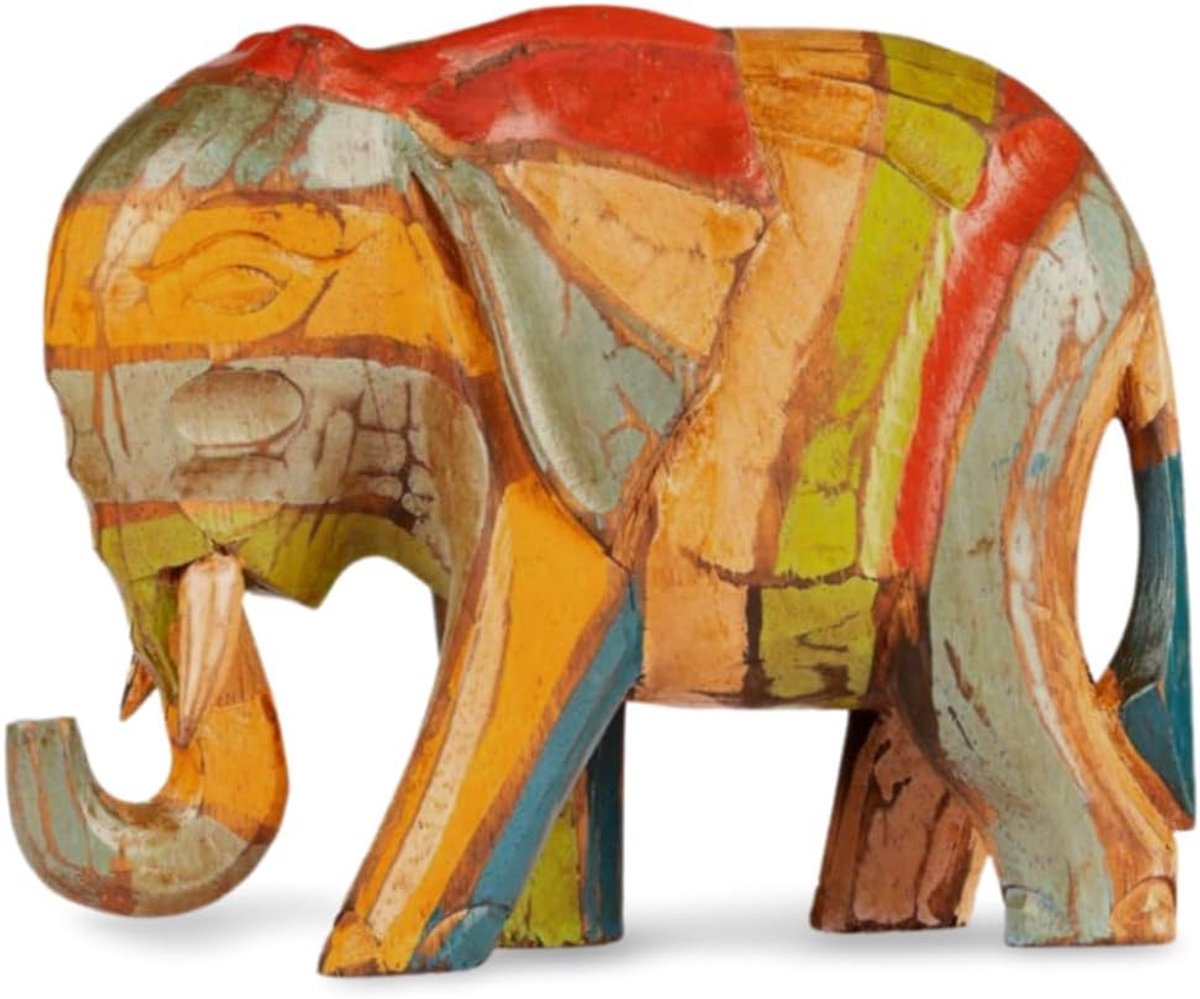 Handgesneden en Beschilderde Houten Olifant in Rustieke Stijl