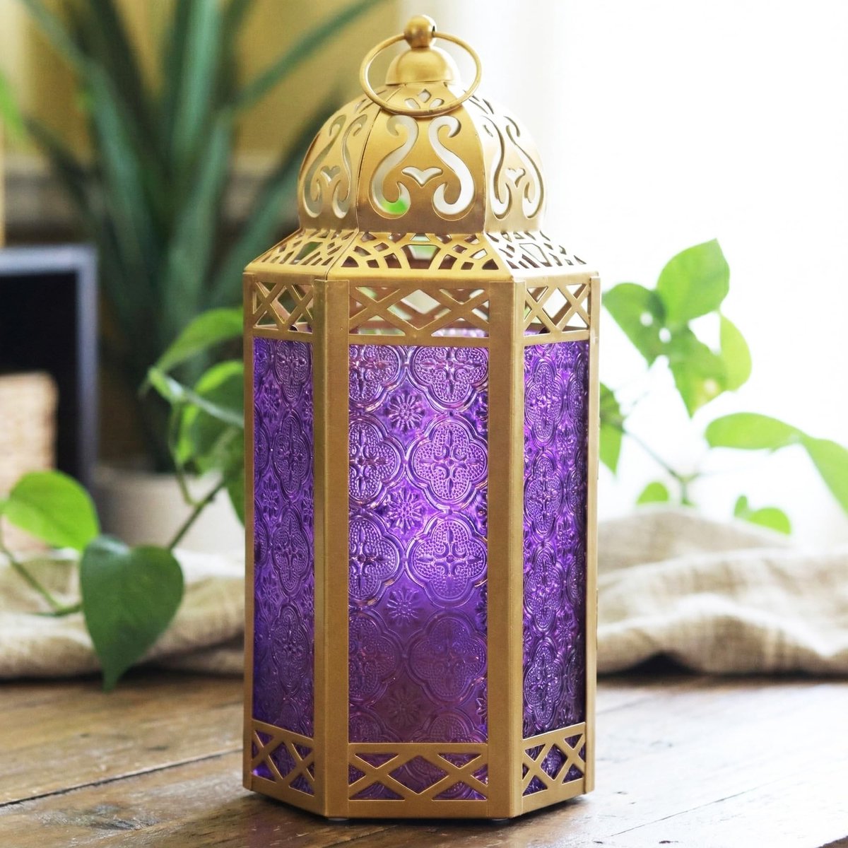 Omgoods - Marokkaanse Decoratieve Lantaarn - Gouden Kaarsenhouder met Paarse Glas