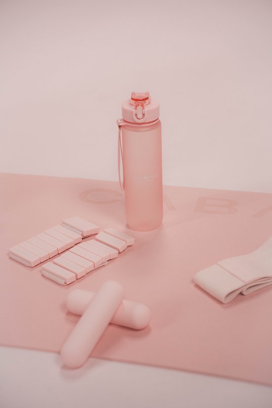 Roze fles met een handige drinktuit, op een roze fitnessmat. Ook liggen er gewichtjes en een fitnessband.