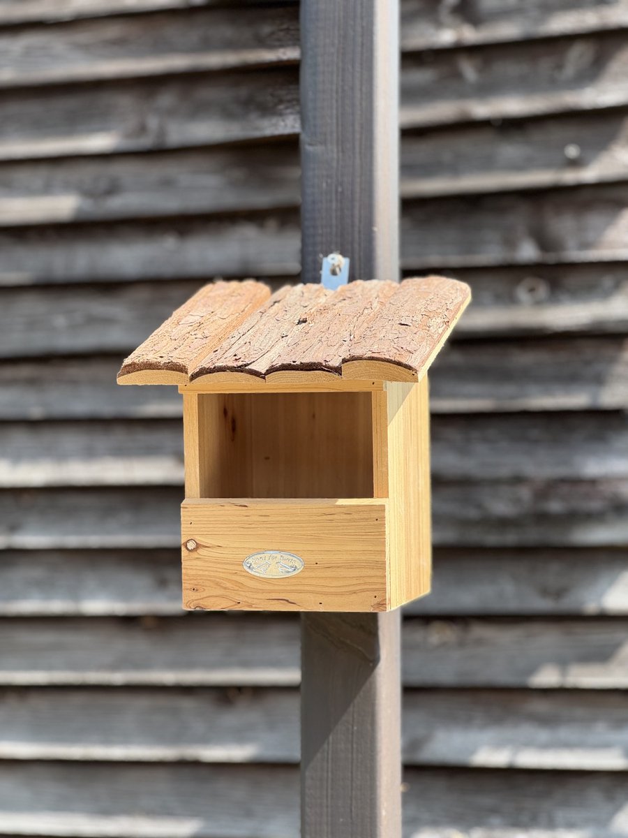Nestkast Roodborst boomschors dak 25 cm hoog - Vogel - Hout - nestkast - tuindecoratie -vogelliefhebber - cadeau - geschenk - voor hem - voor haar - dier - Kerst - Nieuwjaar - Pasen - Verjaardag
