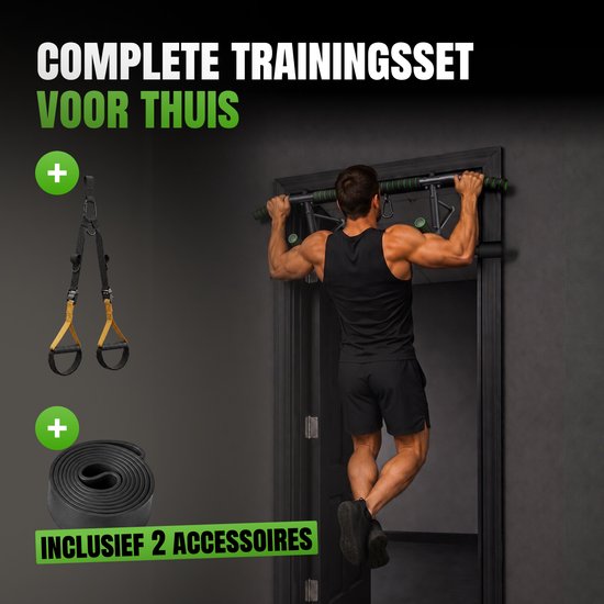 Man doet optrek oefening aan deurpost optrekstang, met TRX-banden en weerstandsband ernaast.