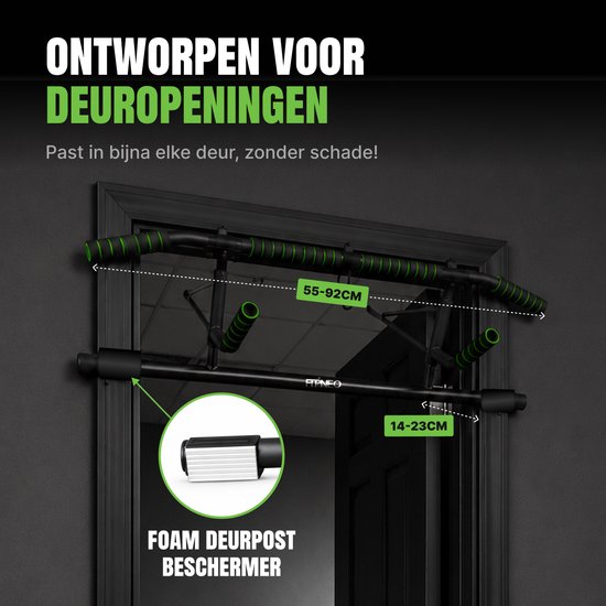 Zwarte optrekstang met groene handgrepen, bevestigd aan een deurpost. Verstelbaar van 55-92 cm.