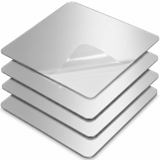 Pile de quatre miroirs adhésifs carrés argentés, avec une couche protectrice amovible sur le miroir supérieur.