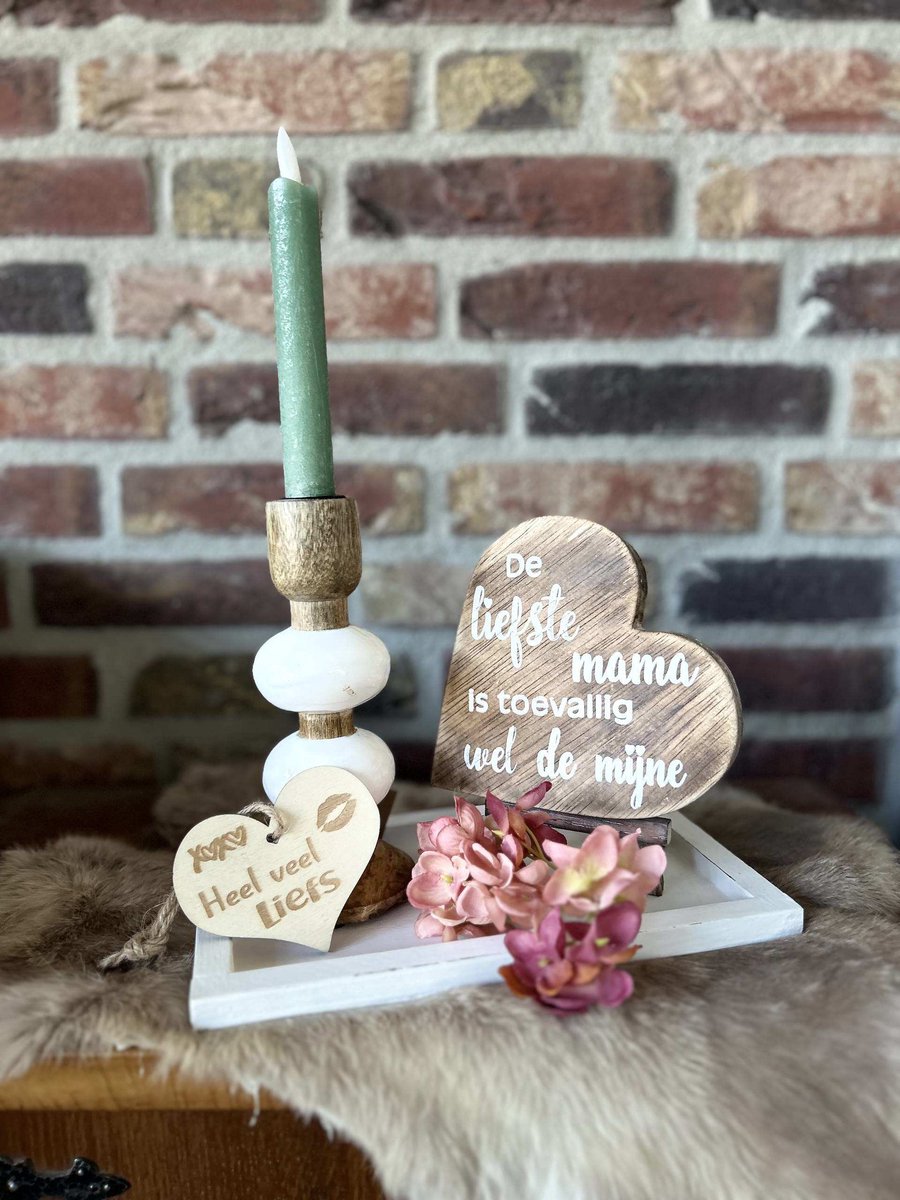 Creaties van hier – met houten hartje - Cadeau pakket De liefste mama - dienblaadje wit - bloem - ezel - kandelaar - teksthart mama naturel
