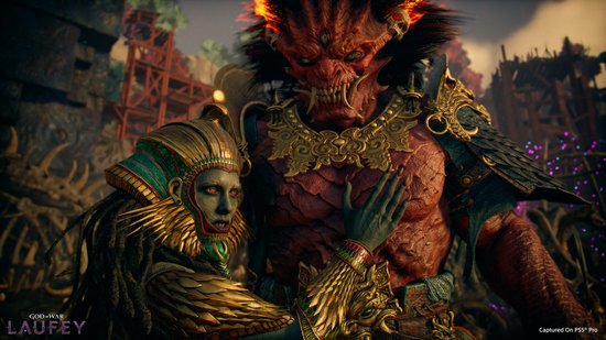 Gedetailleerd wezen met gouden masker omhelst een groot, rood, vurig monster.