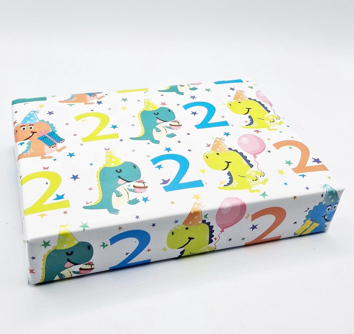 SnelShoppen - 2 vellen cadeaupapier dinosaurussen 2e verjaardag jongen meisje unisex veelkleurig inpakpapier 700mm x 500mm met 2 labels