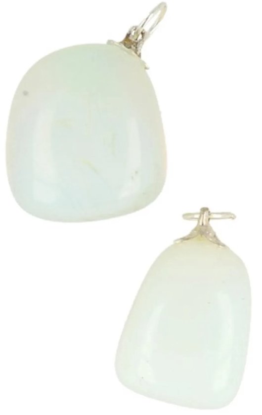 Twee lichtgroene, gladde opaliet hangers.