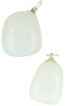 Twee lichtgroene, gladde opaliet hangers.