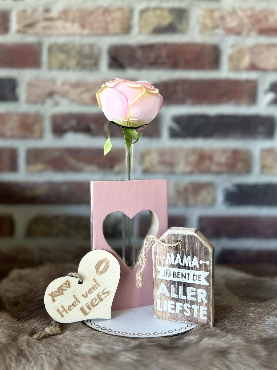 Creaties van hier – Cadeau pakket hangertje mama allerliefste - Blok hart roze met buisje en roos – teksthanger mama - met houten hartje -