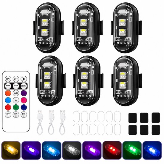 Set van zes zwarte LED-stroboscooplampjes met afstandsbediening, oplaadkabels en kleurselecties: geel, paars, blauw, wit, roze, rood, groen.