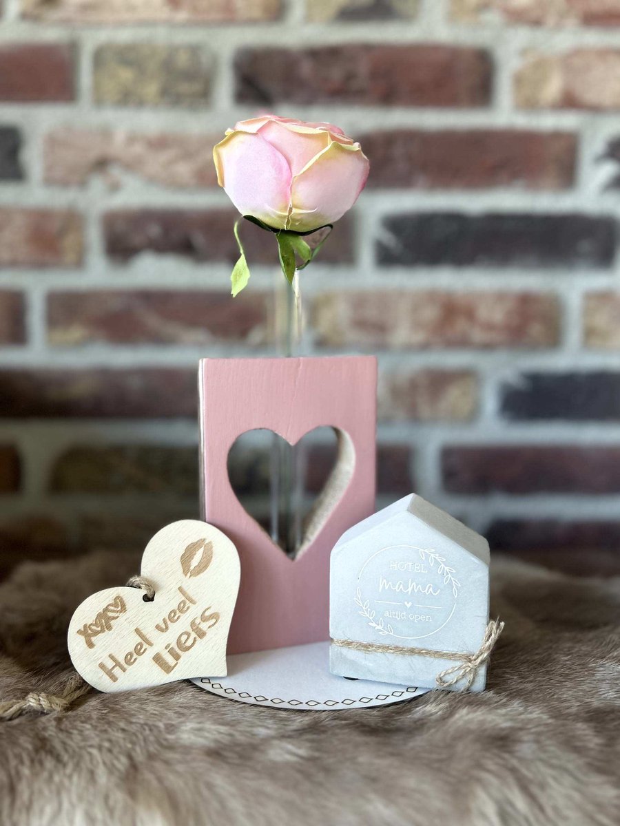 Creaties van hier – Cadeau pakket met stenen huisje mama -Blok hart roze met buisje en roos – cement house mama- met houten hartje -