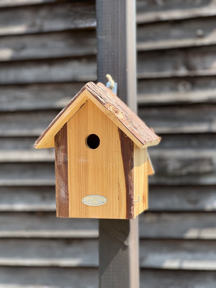 Nestkast Pimpelmees boomschors dak 31 cm hoog - Nestkast - Vogel - Vogelliefhebber - hout - vogelhuisje - cadeauu -geschenk - voor hem - voor haar - Nieuwjaar - Kerst Pasen - Valentijn - Verjaardag - tuindecoratie