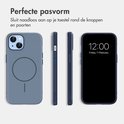 Donkerblauwe telefoonhoes met MagSafe-ring, zijaanzichten en een iPhone-scherm met tijd en datum.