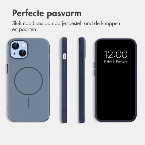 Donkerblauwe telefoonhoes met MagSafe-ring, zijaanzichten en een iPhone-scherm met tijd en datum.