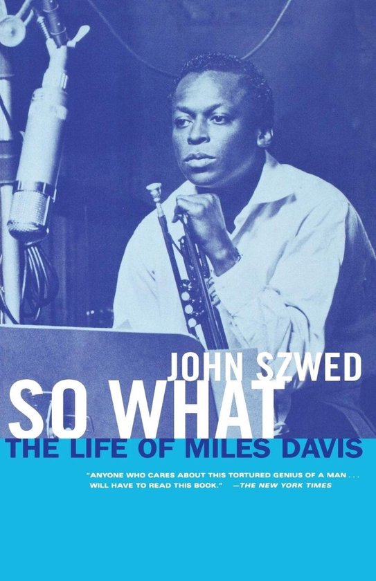Boekomslag van 'So What - The Life of Miles Davis' door John Szwed, met een blauw-witte foto van Miles Davis die een trompet vasthoudt.