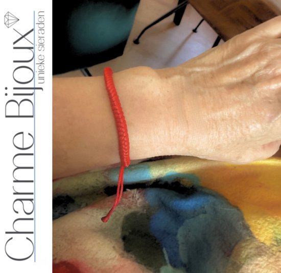 Rode verstelbare armband van gevlochten textiel om een pols.