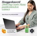 Vrouw met laptop, met product "Lion's Mane Gummies" en sinaasappels. "Hooggedoseerd 2000 mg Lion's Mane-paddenstoelenextract".