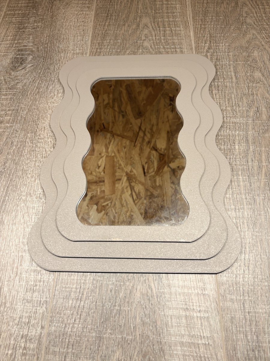 Decoratieve Wandspiegel met Organisch Golfdesign – MDF – Taupe – 27 x 37 cm