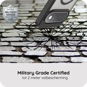 Zwarte hoes valt op een stenen ondergrond, met Military Grade Certified logo.