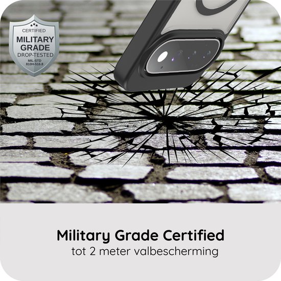 Zwarte hoes valt op een stenen ondergrond, met Military Grade Certified logo.