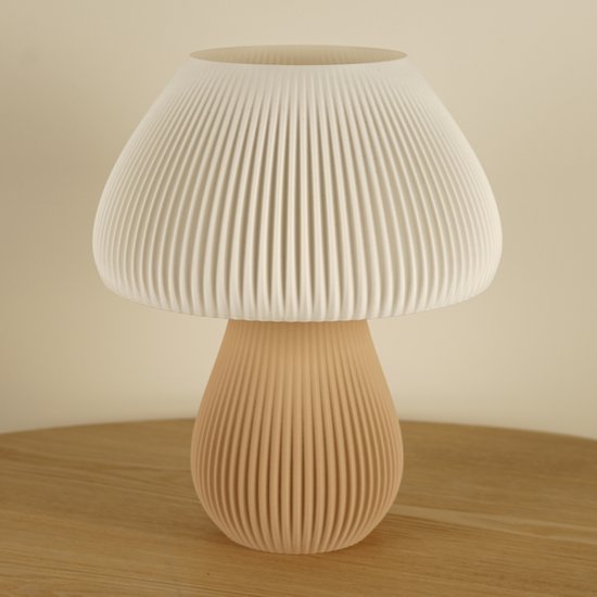 Champignon tafellamp met witte geplooide kap en lichte bruine, geribbelde voet.