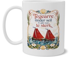 Koffiemok met Friese Tekst Tegearre ûnder seil is gjin wyn te sterk Skûtsjesilen Duo Zeilboten Mok Art Nouveau Stijl Wit Romantisch of Vriendschap Cadeau
