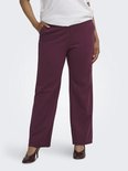 Model met lange bordeauxrode broek met rechte pijpen, witte top en hakken.