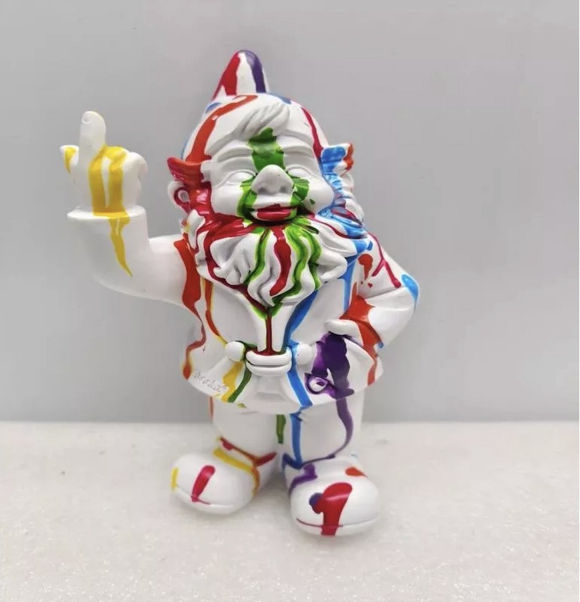 Stoobz Art F*ck You kabouter 20 cm – wit met verfspatten – middelvinger kabouter – grappig decoratiebeeldje