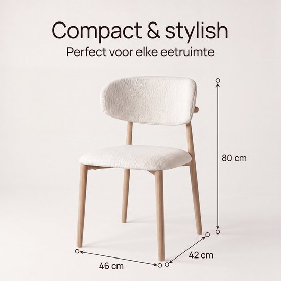 Beige eetkamerstoel met stoffen zitting en rugleuning, en houten frame, met afmetingen.