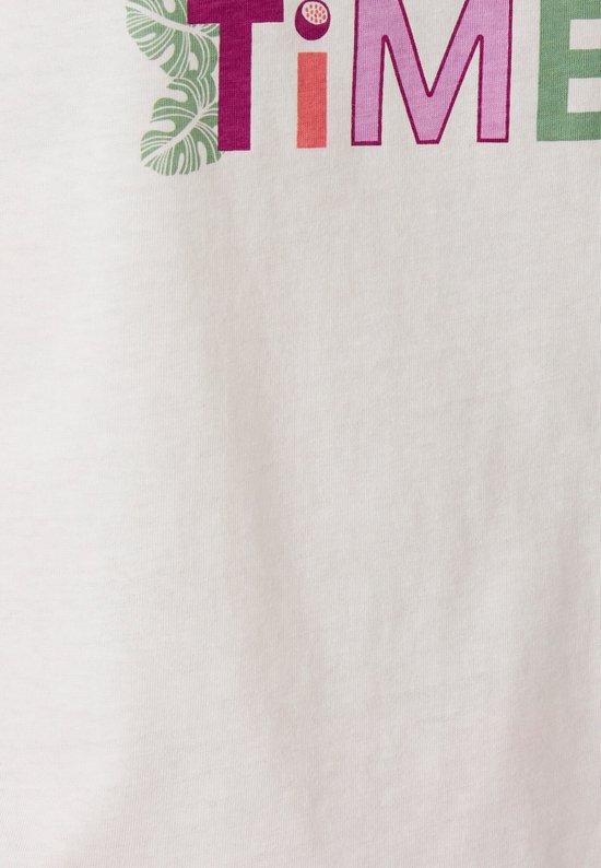 Detail van een wit T-shirt met de tekst 'TIME' in kleurrijke letters en een groen blad.