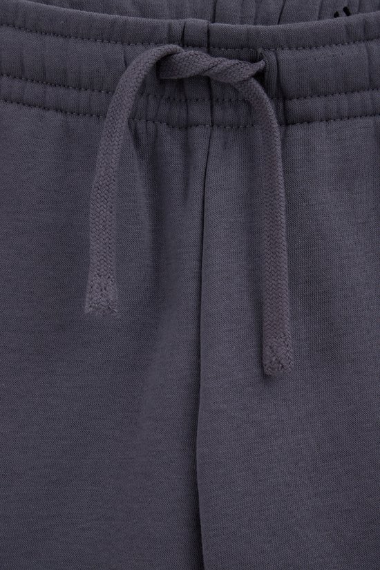 Detail van het trekkoord van de donkergrijze joggingbroek.