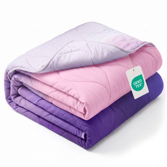 Gevouwen dekbed in paarse, roze en lilla tinten met een Oeko-Tex label.