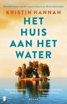 Boekomslag van 'Het huis aan het water' door Kristin Hannah. Een klein huis op een eilandje met bomen, omringd door water. Boven de titel staan citaten van Delia Owens en Bonnie Garmus.
