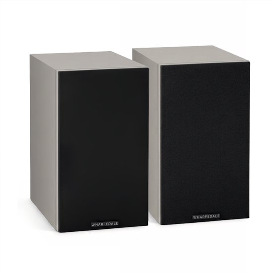 Twee grijze Wharfedale Diamond 12.0i boekenplankspeakers met zwarte speakerdoek.