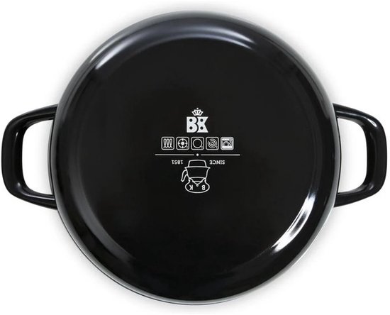 Onderkant van een zwarte braadpan met het BK-logo en kookinstructies.